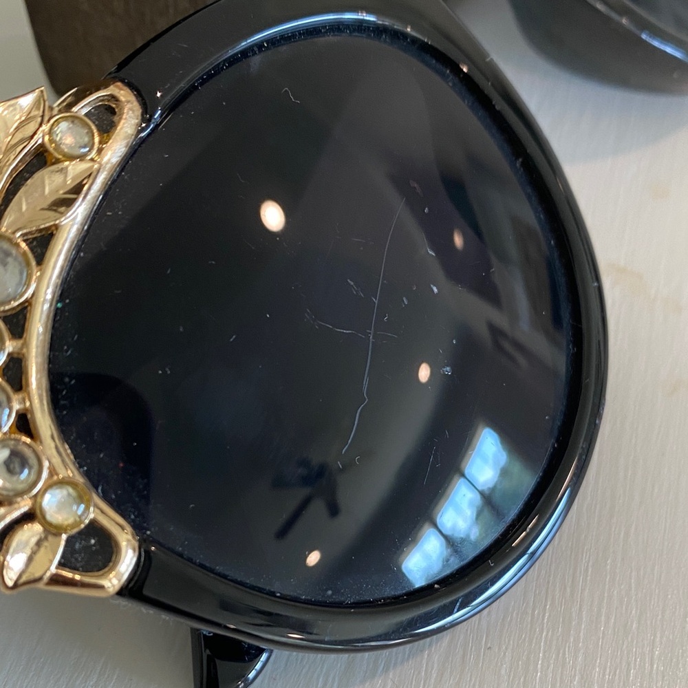 Elegant Black and Gold Sunglasses - Picture 2 of 3